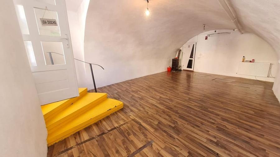 Spatiu comercial 40mp zona 9 Mai - 5