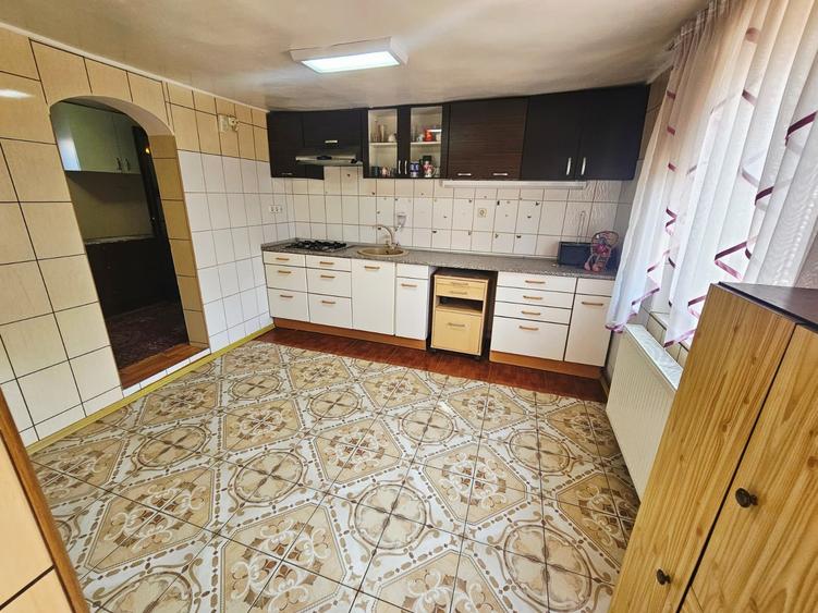 Casă individuală cu 9 camere cu Garaj în Strejnicu
