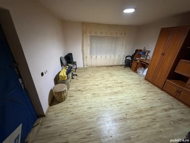 Casa de vanzare cu gradina mare si loc de casa cu front stradal mare - 1