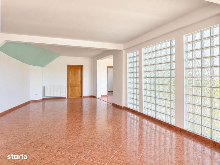 Casă cu 4 camere cu Teren 1000 Mp în Central