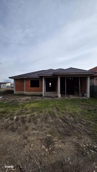 Casa la rosu de vanzare Vetis, str. Viorelelor - 1