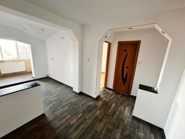 De vanzare apartament 2 camere, decomandat, zona 8 Mai, Tg-Jiu - 1
