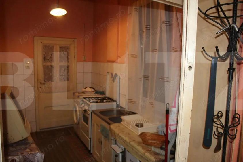 Casa tradi?ionala cu curte generoasa, in centrul localita?ii Valcele - 6