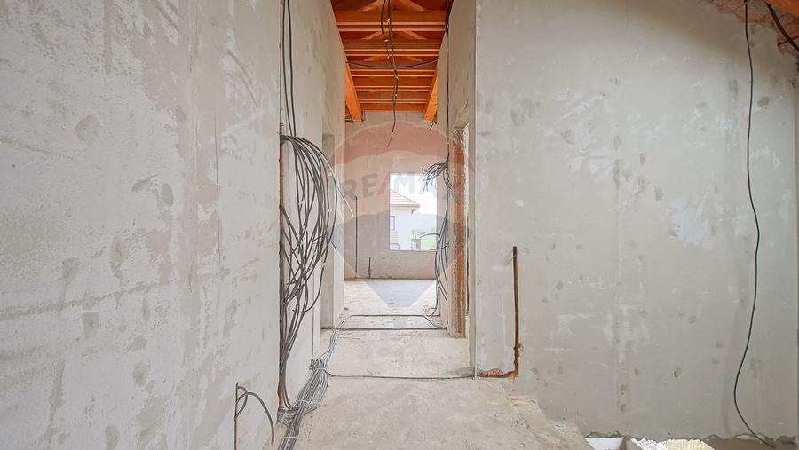 Casa spatioasa la gri, 4 camere, 3 bai, teren 500 mp - zona Bartolomeu - 20