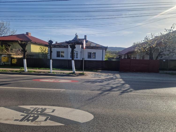 Casa si teren in orasul Harlau - 1