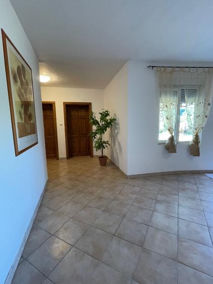 Vând  Casă de vânzare pe două niveluri, independentă, 184 mp la parter, cu mansa - 5