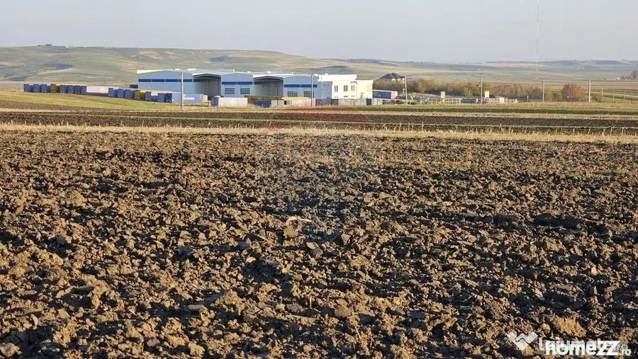Teren de 6100 mp, în Stroiești