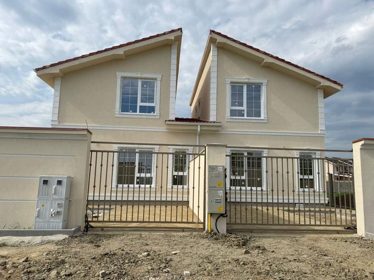 Duplex despartit prin camera tehnica - 4 camere Toate Utilitatile - 2