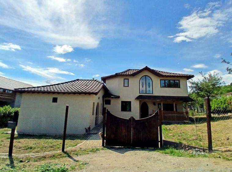 Casă cu 3 camere în Tăuții de Sus