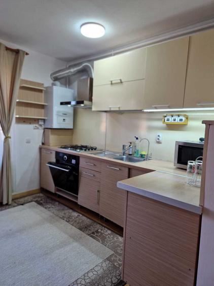 Apartament cu 3 camere semidecomandat în Florești