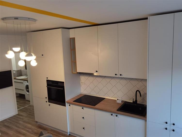 Apartament cu 3 camere decomandat, mobilat în Orașul Vechi