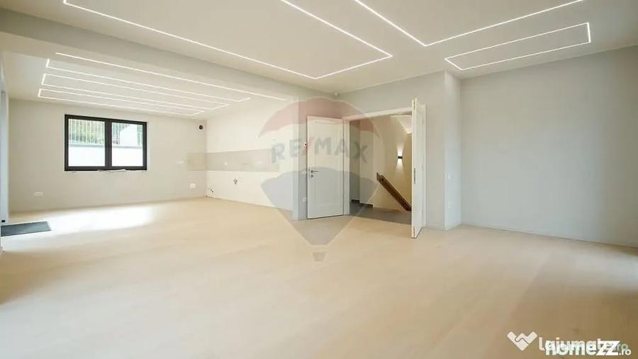 Casă cu 7 camere cu Teren 601 Mp în Schei