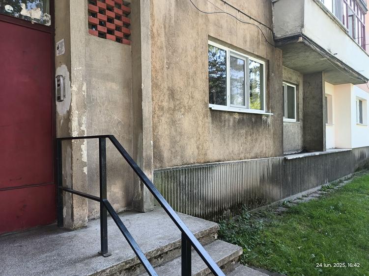 Apartament cu 3 camere semidecomandat în Central