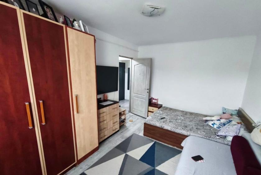 Garsonieră  decomandată  renovată complect (mobilată+utilată )  9 mai - 5