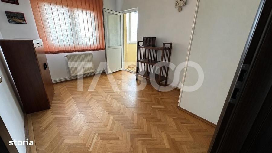 Apartament cu 4 camere decomandat în Ștrand