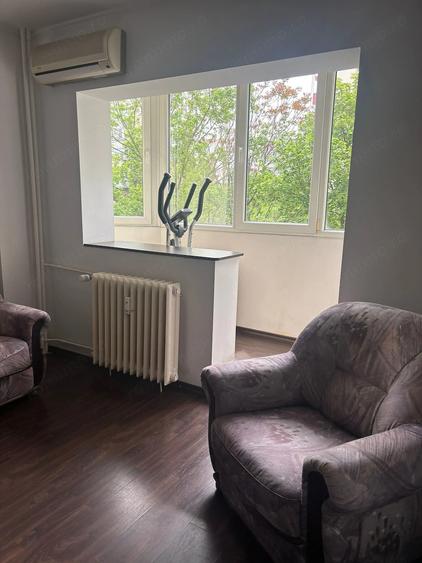 Apartament cu 4 camere semidecomandat în Tineretului