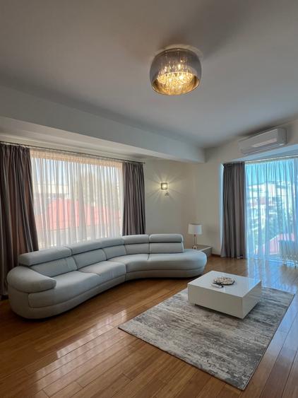 Apartament cu 3 camere semidecomandat în Herăstrău