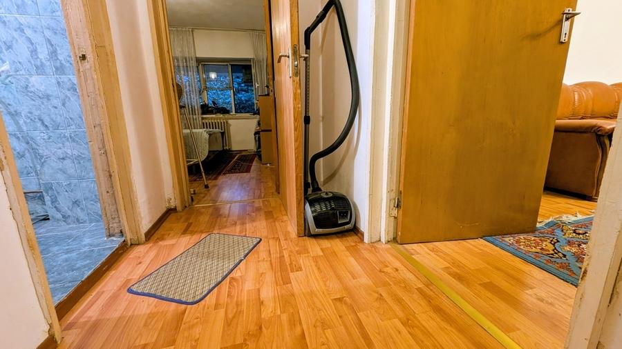 Apartament cu 5 camere decomandat în Est