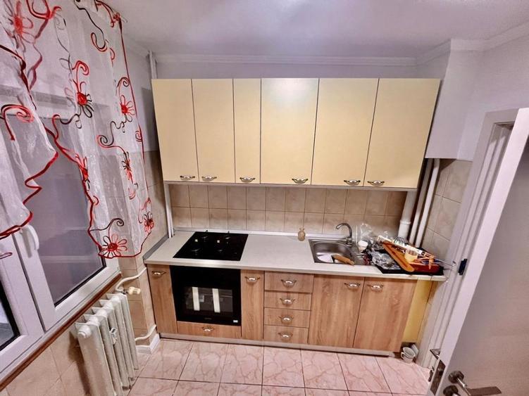Apartament cu 3 camere semidecomandat în Pantelimon