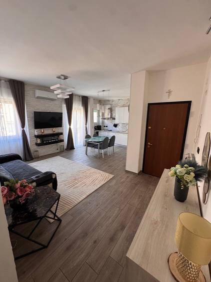 Apartament cu 3 camere decomandat în Exterior Vest
