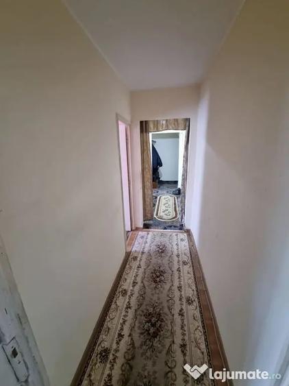 Apartament cu 3 camere semidecomandat în Km 4