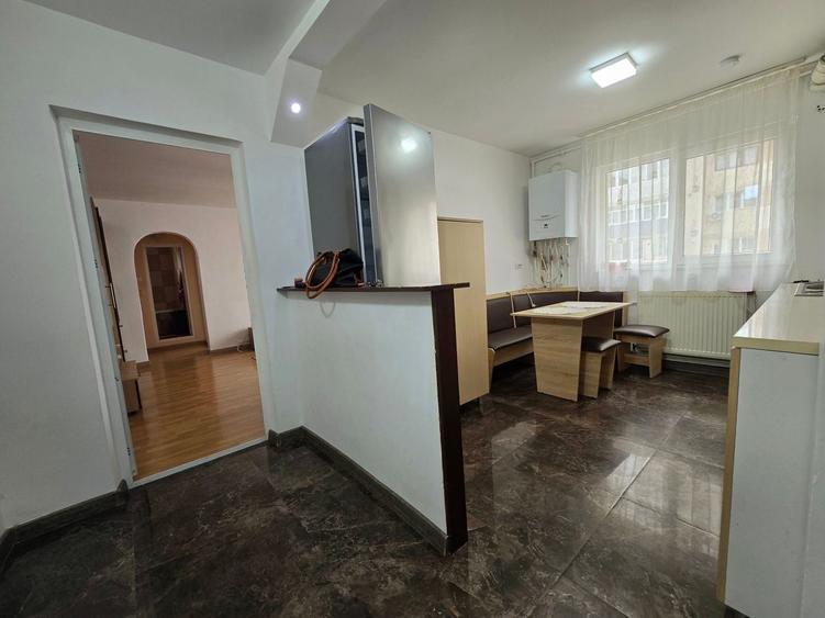 Apartament cu 3 camere semidecomandat, mobilat în Micro 4