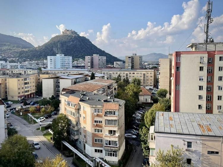 Apartament cu 3 camere decomandat în Piața Centrală