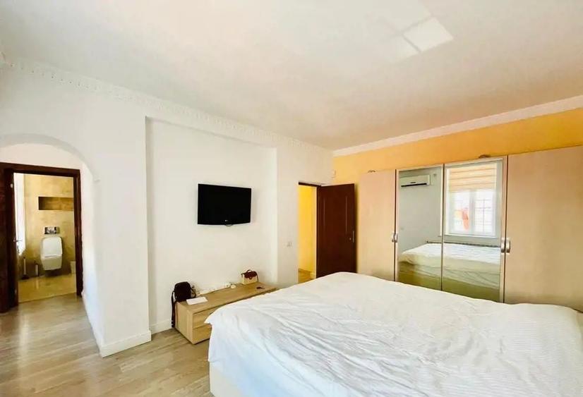 Bijuterie Arhitecturală: Refugiul tău de Lux cu Piscină în Inima Orașului - 7