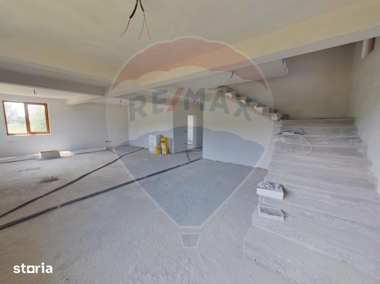 Casă cu 7 camere cu Teren 2124 Mp în Mara