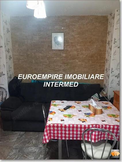 Garsoniera decomandata ,zona Far - 4