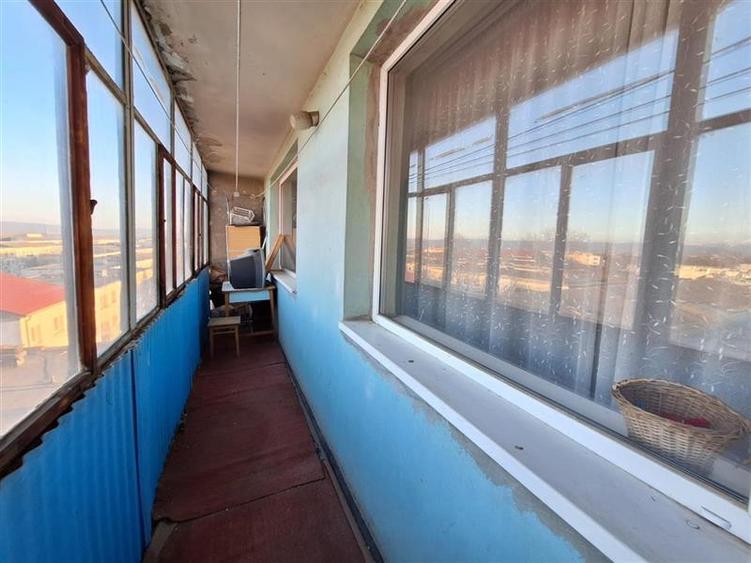 Apartament  3 camere decomandat , zona  Cora - 12