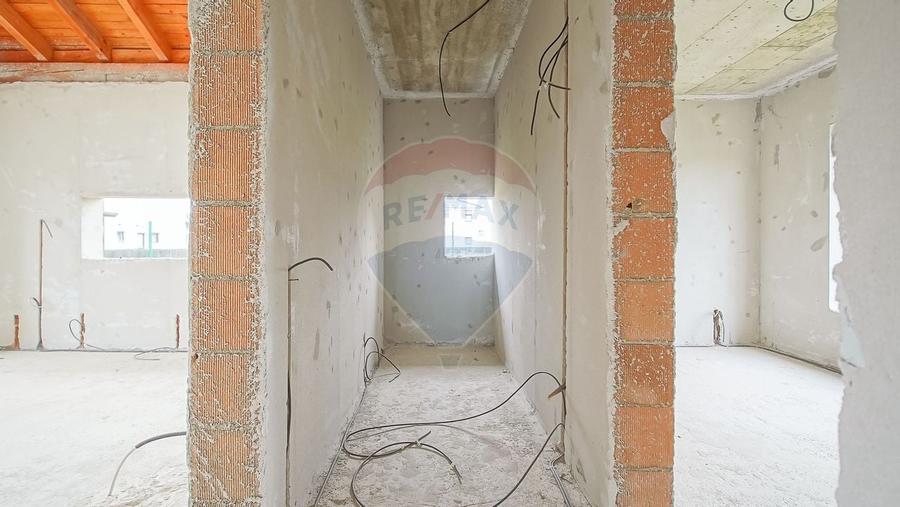 Casa spatioasa la gri, 4 camere, 3 bai, teren 500 mp - zona Bartolomeu - 13