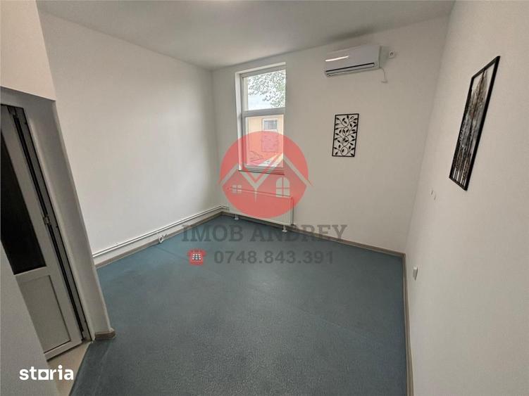 Casă cu 10 camere cu Teren 300 Mp în Central