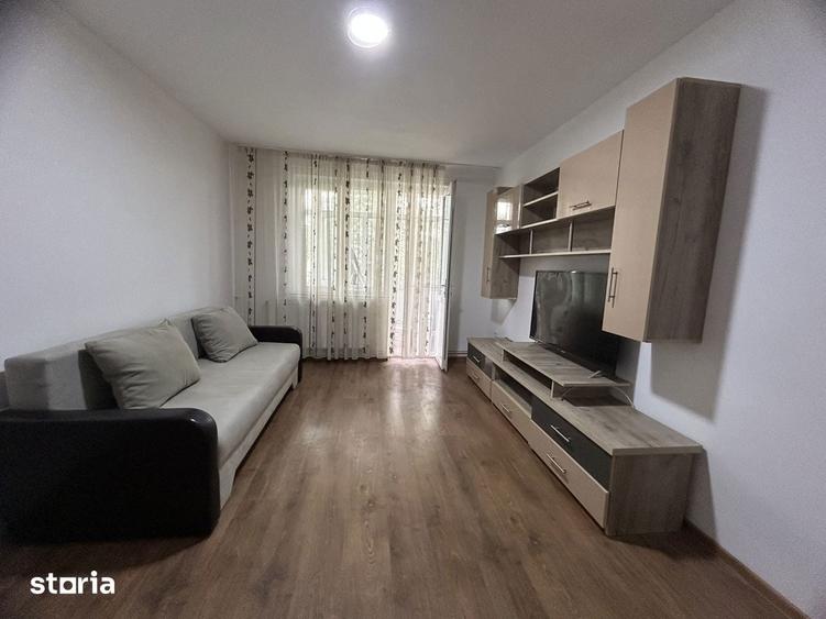 Apartament cu 3 camere decomandat în Calea București