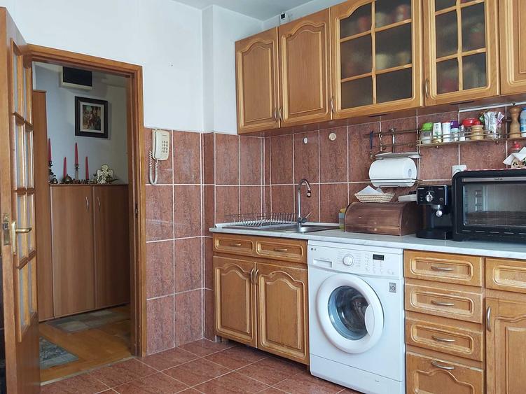 Apartament cu 4 camere decomandat în Exterior Vest