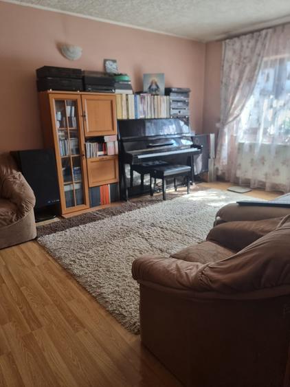 Apartament cu 4 camere decomandat, mobilat în Nicolina