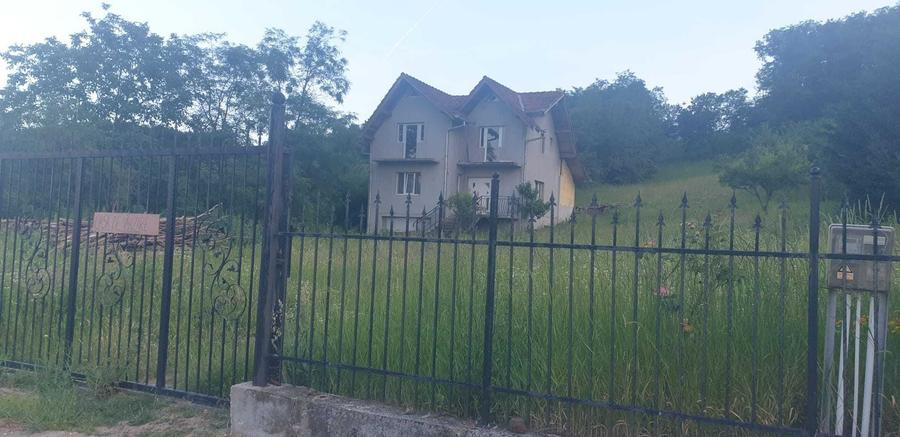 Casă cu 4 camere în Ceica