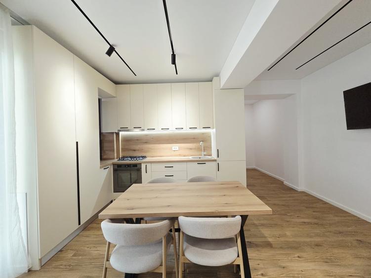 Apartament cu 3 camere decomandat în Central