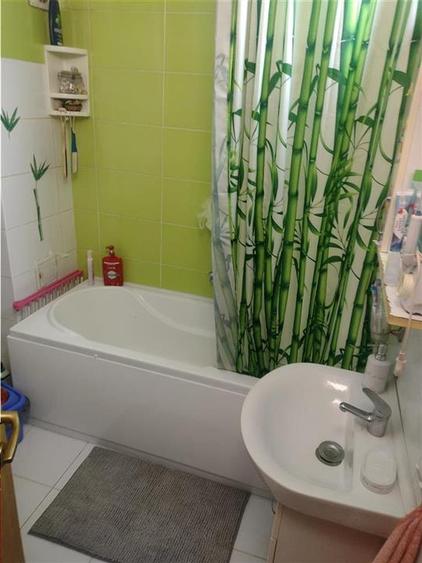 Apartament cu 3 camere decomandat în Nufărul