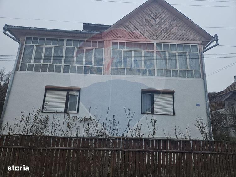 Casă cu 4 camere în Prislop