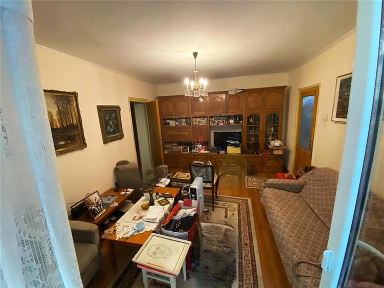 Apartament cu 3 camere semidecomandat în Vatra Luminoasă