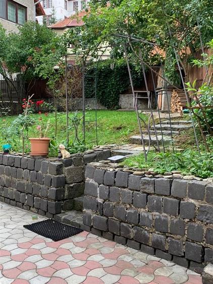 Casă individuală cu 5 camere cu Teren 400 Mp în Schei