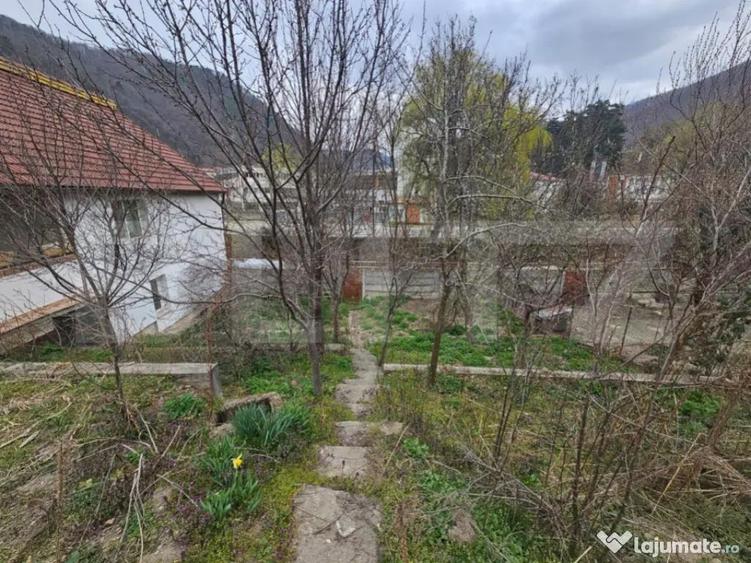 Casa spa?ioasa cu 4 camere, bucatarie de vara ?i tere - 1