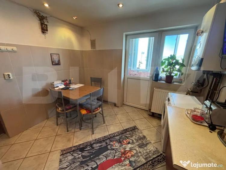 Apartament de vanzare, cu 3 camere, zona Micro 5 - 1