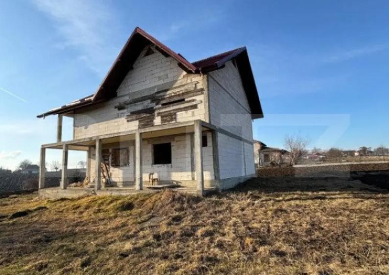 Casa la rosu, cu 3 camere, 120 mp utili, 5000 mp teren, zona - 2