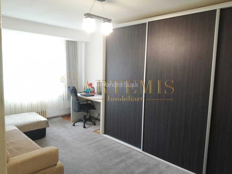 Apartament de 3 camere, decomandat, 75 mp., zona Independentei