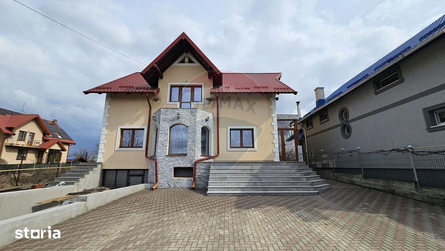 Casă cu 6 camere cu Teren 1000 Mp în Șcheia