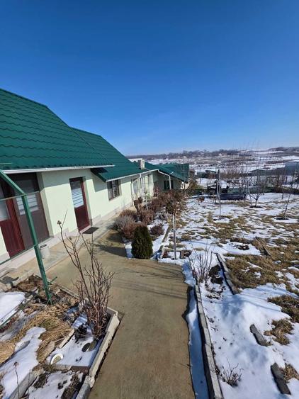 Vand teren cu cladire de locuit si anexe gospodaresti si iesire la iaz - 1