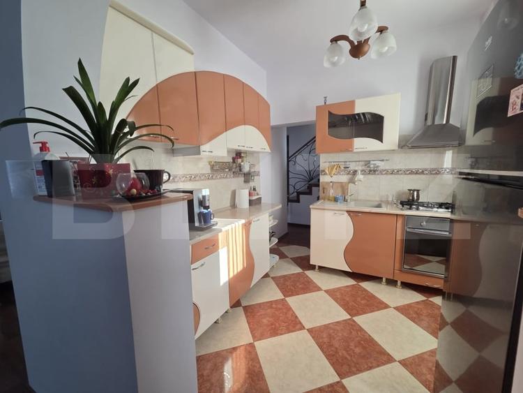 Vila  226 mp utili, curte 277 mp, zona Micro 3 - 4