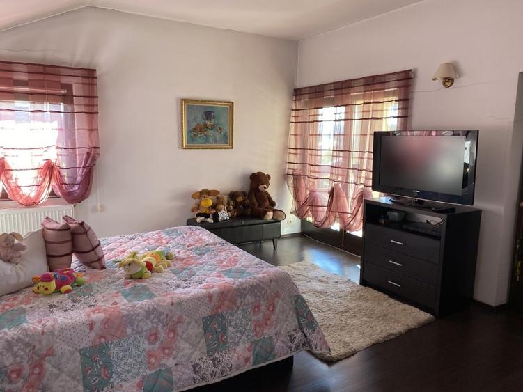 Casă individuală cu 9 camere cu Teren 521 Mp în Bucium